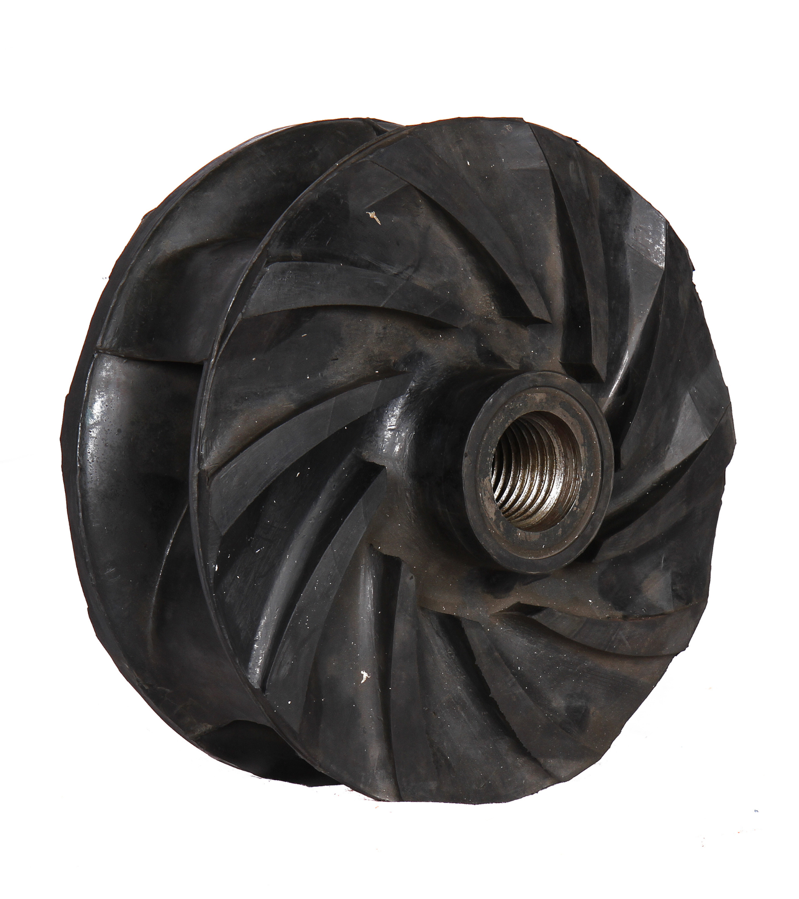 Impulsor negro de caucho para bomba de lodos con álabes curvos y cubo roscado.